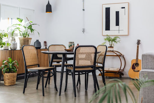 Advantages Of Getting A Round Dining Table For Compact Dining Areas